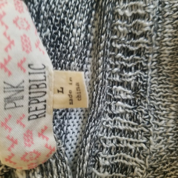 Gray and white spriped sweater - Picture 3 of 3